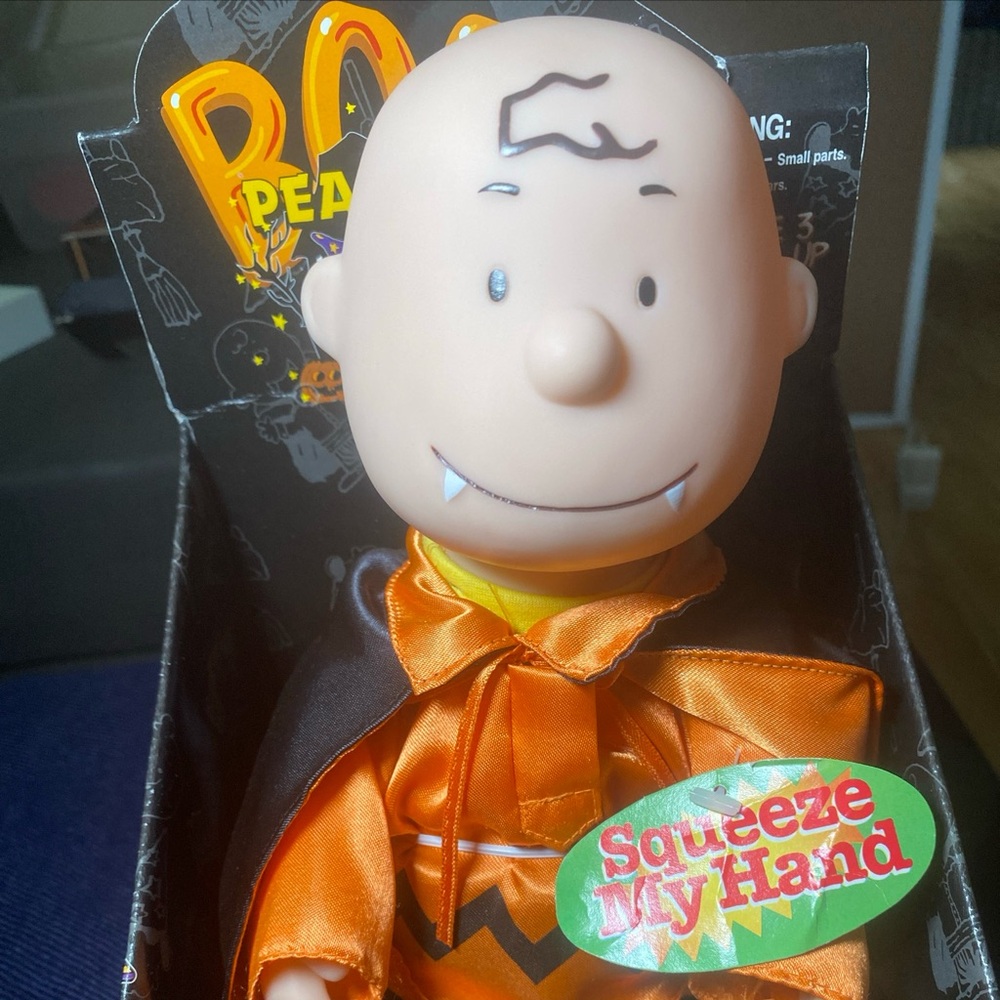 Vintage Halloween Charlie Brown Vampire.. still packaged!!